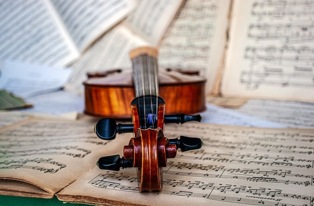 Am Mittwoch, dem 17. Juli 2024, um 20:00 Uhr, wird in der Bezirkszentralbibliothek Mark Twain Foyer in Berlin eine Musikalische Lesung mit Konzert stattfinden. Die Veranstaltung ist eine Hommage an Batsheva Dagan (1925-2024) und verspricht ein unterhaltsamer und berührender Abend über Liebe, Mut und Herzlichkeit zu werden. Die Mitwirkenden bei diesem besonderen Event sind Stephan Wapenhans (Gesang/Rezitation/Konzept), Magdalena Schnaithmann (Violine) und Uwe Streibel (Klavier). Gemeinsam werden sie dem Publikum Lieder aus verschiedenen Genres präsentieren, die sie begleiten, ein Lächeln ins Gesicht zaubern oder einfach nur eine Botschaft von Schönheit und Wertschätzung vermitteln. Von Tucholsky über Sinatra bis hin zu Udo …