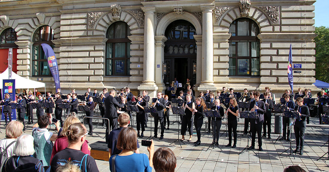 Musikschule Leipzig lädt am 8. Oktober 2022 zum &#8222;Tag der offenen Tür&#8220; ein Klingt euch ein! Am 8. Oktober 2022 öffnet die Musikschule &#8222;Johann Sebastian Bach&#8220; ihre Türen zum Erkunden, Zuhören und Ausprobieren. ⁣ © Andreas Heyn Neugierige können die vielen Winkel des Hauses in der Petersstraße erkunden und dabei diverse Instrumente kennenlernen, die Lehrkräfte treffen und sich über die Unterrichtsangebote der Musikschule informieren. Außerdem können Kinder und Familien an der Bastelstraße malen und gestalten. Zusätzlich erklingt ein von den Schülerinnen und Schülern gestaltetes Konzertprogramm. Gegen 11 Uhr eröffnet das Jugendsinfonieorchester in der Petersstraße den Tag mit einem festlichen Auftaktkonzert. &hellip;
