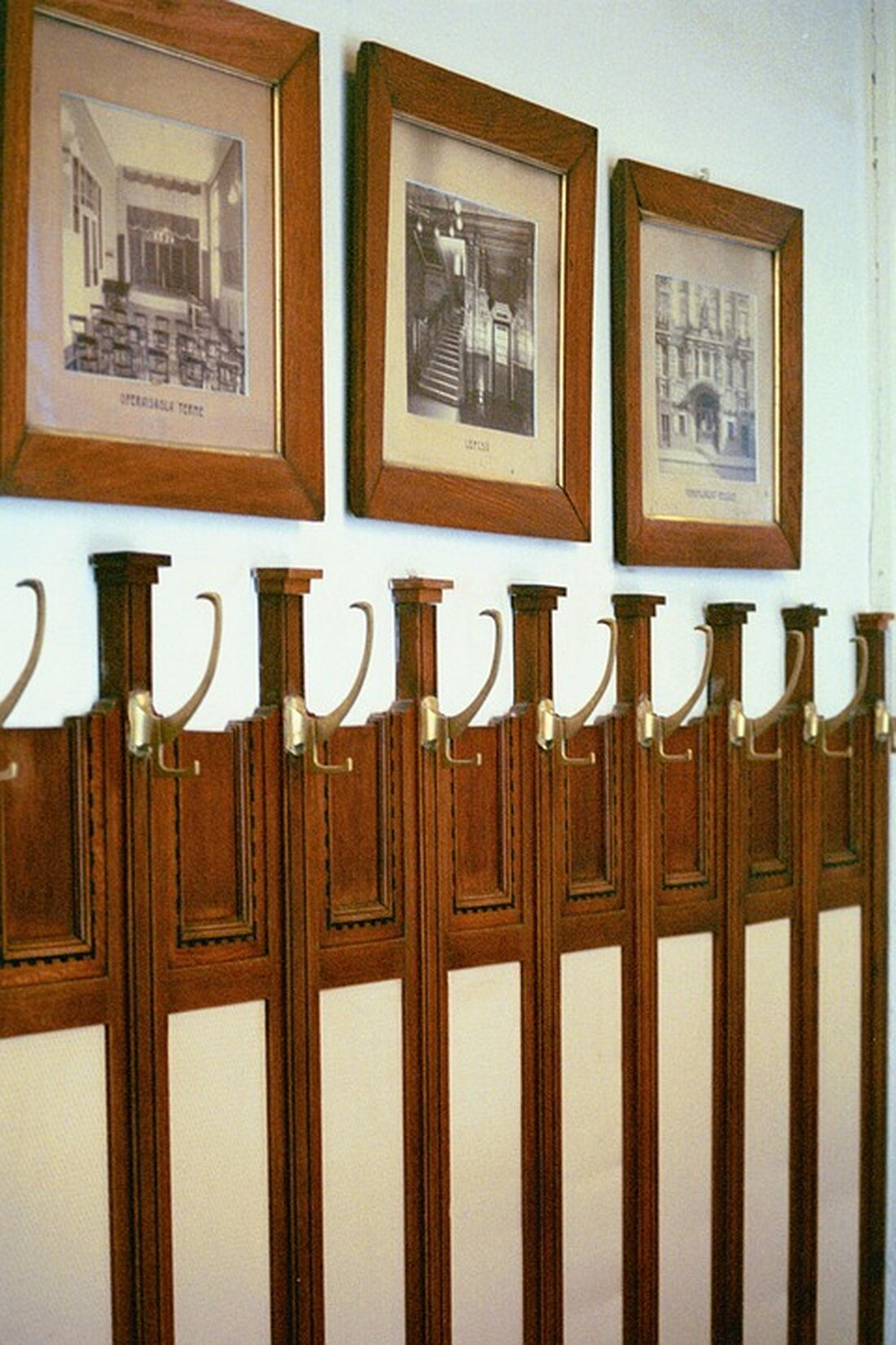 Am diesjährigen Wettbewerb „Jugend musiziert“ haben Schülerinnen und Schüler der Musikschule Spandau beeindruckende Erfolge erzielt. Insgesamt 13 Teilnehmer nahmen am Wettbewerb teil und wurden auf Regional- und Landesebene ausgezeichnet. Besonders hervorzuheben sind Kian Lee Özgünsür und Ferdinand Lepinat, die als Duo im Bereich Klavier und Streichinstrument beim Bundeswettbewerb den ersten Platz mit 25 Punkten belegten. Ebenfalls erfolgreich war Ringo Schubert, der im Bereich Gitarre solo den zweiten Preis mit 22 Punkten beim Bundeswettbewerb erreichte. Maximilian Meng nahm mit sehr gutem Erfolg in der Kategorie Posaune am Bundeswettbewerb in Lübeck teil. Die stellvertretende Bürgermeisterin und Bezirksstadträtin für Bildung, Kultur, Sport und …