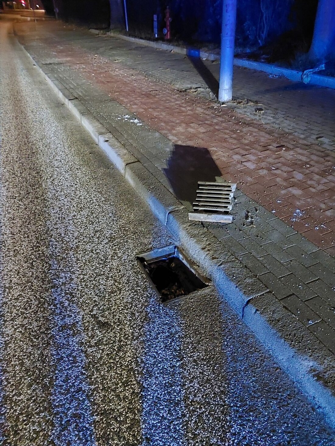 Unbekannte Person hebt in Norderstedt mehrere Gullideckel aus. Polizei sucht Zeugen und leitet Strafverfahren ein.