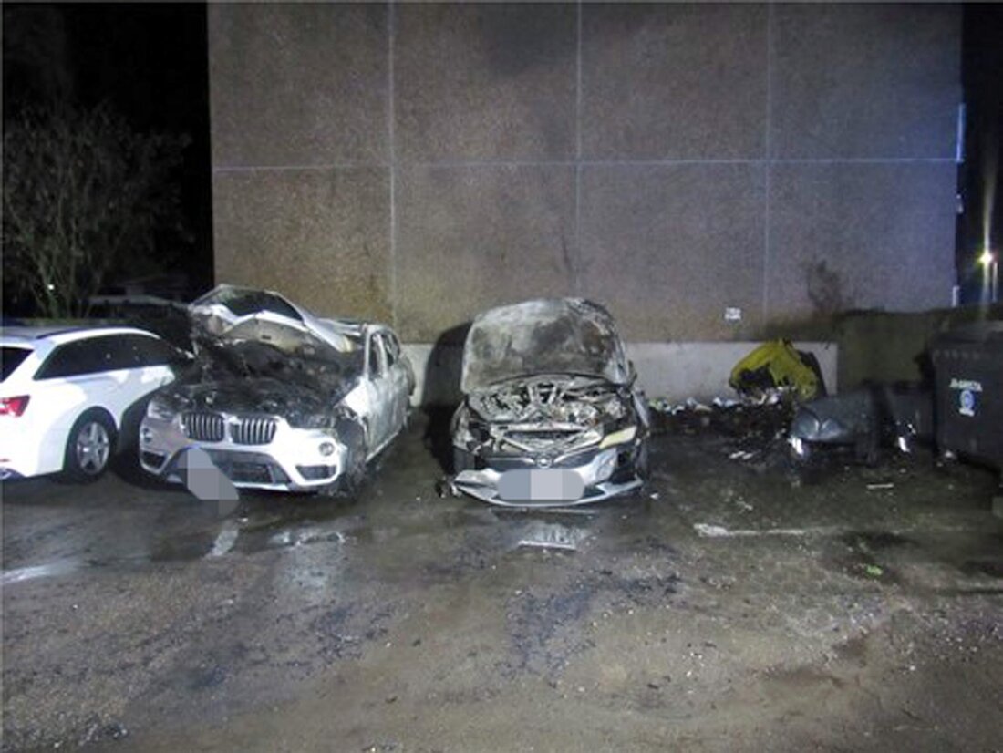 In Monheim am Rhein brannten in der Nacht zum 23. Februar 2025 zwei Autos und drei Müllcontainer. Polizei ermittelt wegen Brandstiftung.