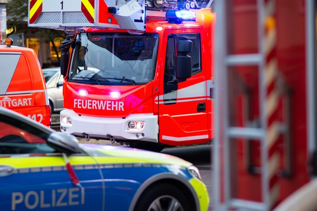 Polizei und Feuerwehr ermitteln nach einem Baumbrand in Velbert. Hinweise zu möglicher Brandstiftung erbeten.
