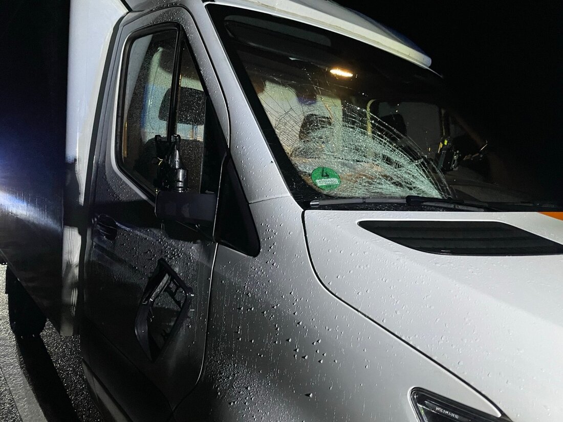 Nach einem Unfall auf der B48, bei dem ein Lkw-Fahrer einen Fußgänger getroffen haben könnte, sucht die Polizei dringend Zeugen.