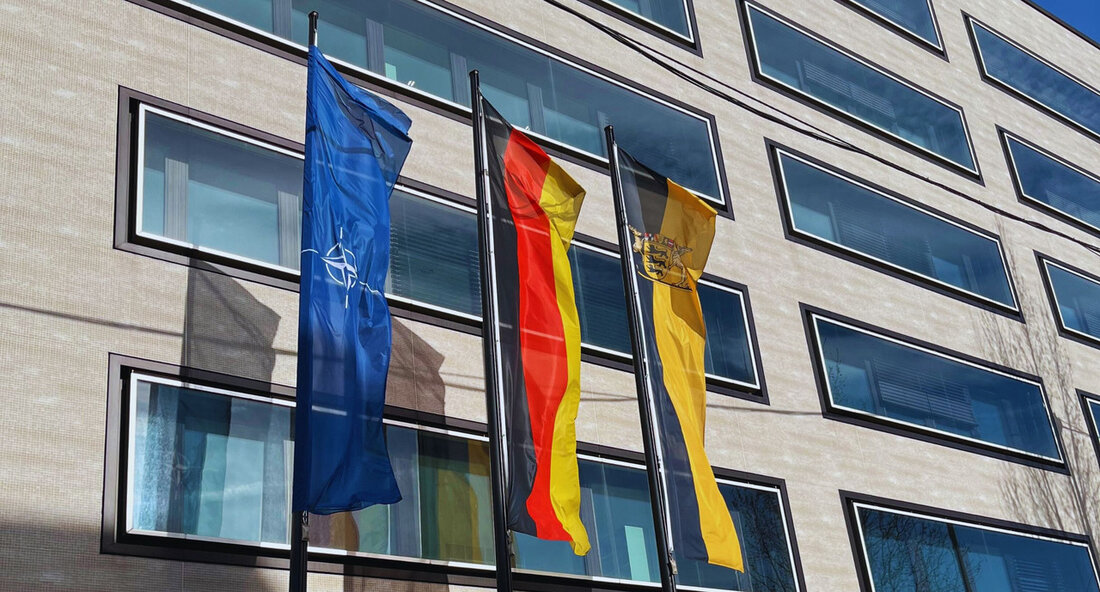 Anlässlich des 75. Jahrestags der Gründung der NATO wurden das Innenministerium Baden-Württemberg und das Neue Schloss in Stuttgart beflaggt. Am Donnerstag, 4. April 2024, jährt sich der Gründungstag der North Atlantic Treaty Organization (NATO) zum 75. Mal. Aus diesem Anlass hat die Bundesministerin des Innern und für Heimat, Nancy Faeser, für den 4. April 2024 eine Beflaggung der obersten Bundesbehörden in Berlin und Bonn mit der Flagge der NATO angeordnet. Ministerpräsident Winfried Kretschmann hat ebenfalls beschlossen, an diesem Tag die Beflaggung des Innenministeriums und des Neuen Schlosses in Stuttgart mit der Flagge der NATO anzuordnen. Der stellvertretende Ministerpräsident und Innenminister …