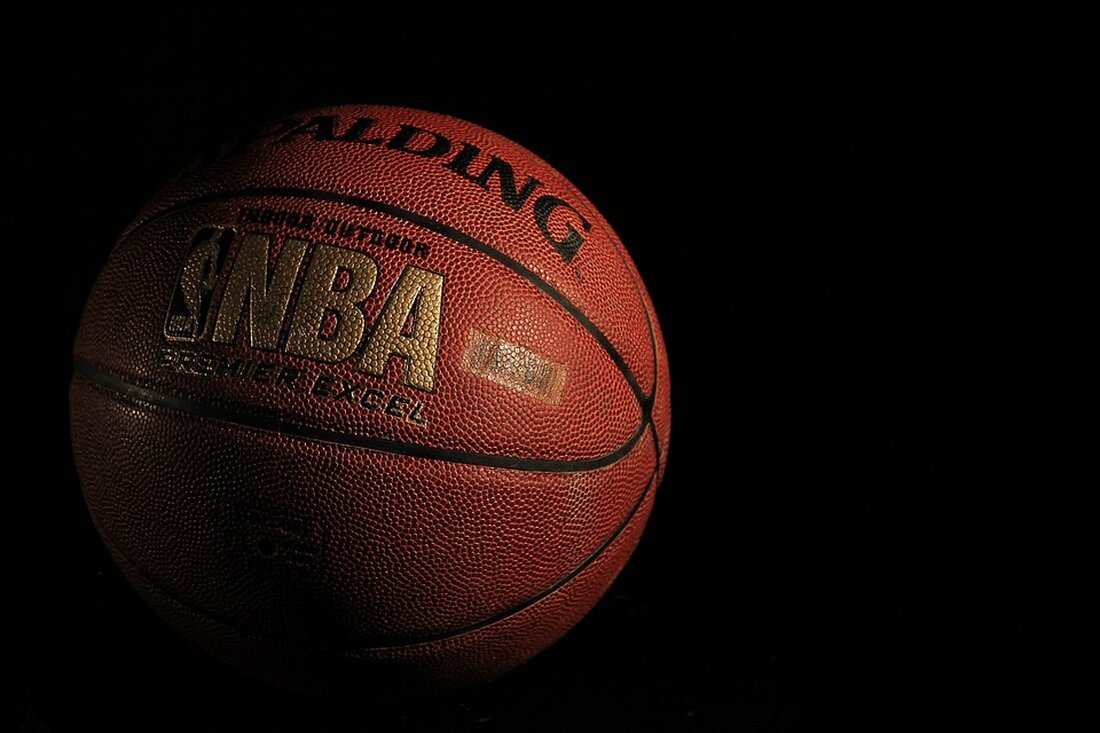 NBA: Nationalspieler gehen mit Siegen in die All-Star-Pause Die Washington Wizards konnten im letzten Spiel vor der All-Star-Pause der NBA einen überraschenden Sieg gegen die Los Angeles Clippers erzielen. Der deutsche Nationalspieler Moritz Wagner spielte eine wichtige Rolle in diesem Erfolg. Die Wizards lagen zeitweise mit 16 Punkten zurück, kämpften sich jedoch zurück und verteidigten ihren Vorsprung in den umkämpften Schlusssekunden. Moritz Wagner, der in etwas mehr als 19 Minuten Spielzeit zum Einsatz kam, erzielte zwölf Punkte und klaute drei Bälle. „Wir wollen in die Playoffs“, sagte Wagner. „Dafür müssen wir tun, was wir tun müssen.“ Der zweite Nationalspieler, Isaac …