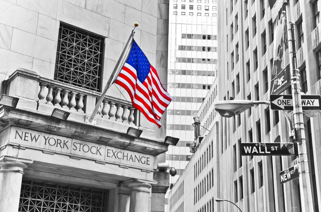 NYSE Arca beantragt die behördliche Genehmigung zur Notierung eines ETF des Grayscale Digital Large Cap Fund. Grayscale hat kürzlich beantragt, den Fonds in einen Spot-ETF umwandeln zu dürfen. Die Wertpapierbörse NYSE Arca beantragt die behördliche Genehmigung zur Notierung eines neuen börsengehandelten Kryptofonds von Grayscale. Der angestrebte ETF würde den Grayscale Digital Large Cap Fund nachbilden, den der GBTC-Emittent 2018 aufgelegt hat und derzeit kein börsengehandelter Fonds ist. Laut einem Bericht vom 29. Oktober Einreichungwill die NYSE Arca den 565-Millionen-Dollar-Fonds notieren, für dessen Umwandlung Grayscale kürzlich die Genehmigung in einen Spot-ETF beantragt hat. Grayscales Bewerbung ging am 16. Oktober ein. Der …