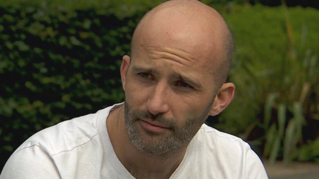 Nach Angaben der Polizei wurde bei der Suche nach einem vermissten ehemaligen Fallschirmjäger, der in der Ukraine kämpfte, eine Leiche gefunden. Daniel Burke aus Wythenshawe, Manchester, wurde am 16. August von seiner Familie als vermisst gemeldet, nachdem er 2022 an die Front gereist war. Die Polizei von Greater Manchester (GMP) sagte, die ukrainischen Behörden hätten seine Leiche geborgen. Seine Familie sagte, der 36-Jährige sei in Saporischschja gefunden worden, das etwa 44 Kilometer (27 Meilen) von der Front entfernt liegt. Mutter Diane Sniath sagte der BBC, dass „dies der Moment ist, vor dem ich mich gefürchtet habe“. GMP sagte, es arbeite …