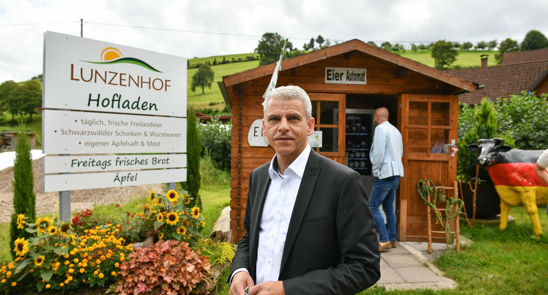 Staatssekretär Dr. Patrick Rapp kommentierte die Tourismusbilanz für das erste Halbjahr 2021 in Baden-Württemberg. „Derzeit ist die touristische Situation im Land sehr heterogen: Die Nachfrage in den traditionellen Urlaubsregionen verbessert sich, während die Städte unter einem Mangel an Geschäftsreisen und Veranstaltungen leiden“, erklärt Dr. Patrick Rapp, Staatssekretär im Ministerium für Wirtschaft, Arbeit und Tourismus, anlässlich der Veröffentlichung der Tourismusbilanz für das erste Halbjahr 2021. „Eines ist klar: Es wird noch eine Weile dauern, bis die Tourismusbranche wieder das Vorkrisenniveau erreichen kann. Dies wird durch die Zahlen in der Bilanz unterstrichen. „ Land unterstützt Kommunen und Unternehmen bei Zukunftsinvestitionen Mittelfristig müsse …