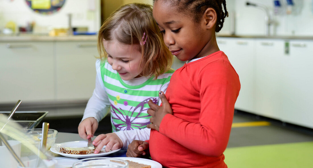 Das EU-Schulprogramm in Baden-Württemberg erreicht derzeit rund 485.260 Kinder in etwa 5.770 Einrichtungen und hat zum Ziel, Kinder in Grundschulen, Kindertagesstätten und Kindergärten dabei zu unterstützen, sich ausgewogen zu ernähren. Durch praktische Ernährungsbildung sollen die Kinder lernen, wie Lebensmittel nachhaltig erzeugt werden und wie sie daraus gesunde Gerichte zubereiten können. Die Staatssekretärin im Ministerium für Ernährung, Ländlichen Raum und Verbraucherschutz, Sabine Kurtz, betonte bei einem Event in Reutlingen-Betzingen die Bedeutung des Programms und wie es die Vielfalt und den Umgang mit saisonalen sowie regionalen Lebensmitteln den Kindern spielerisch näher bringt. Durch Aktionen zu Zahngesundheit, Streuobstwiesen und praktische Übungen wie das …