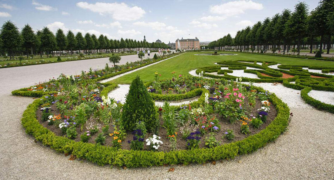 Die wiederkehrenden Blütenpflanzen im Schwetzinger Schlossgarten haben den Boden müde gemacht. Deshalb werden die Blumenrabatten jetzt mit Feldsalat als Gründüngung bepflanzt. So kann sich der Boden bis zum nächsten Sommer erholen. in dem Schwetzinger Schlossgarten Die Blumenrabatten sind eines der Highlights für die Gäste. Doch die Böden brauchen jetzt eine Erholungsphase. Staatssekretär für Finanzen Gisela Splett gab bei ihrem Besuch im Schlossgarten am Mittwoch den Startschuss zur Bodenverjüngung. Nach der Sommerpflanzung wird Feldsalat nun als Gründüngung in die Beete eingesät. Finanzministerin Gisela Splett sagte: „Die Bodenerneuerung mit natürlichen Mitteln ist Teil eines großen Maßnahmenpakets, mit dem der Garten der kurfürstliche …