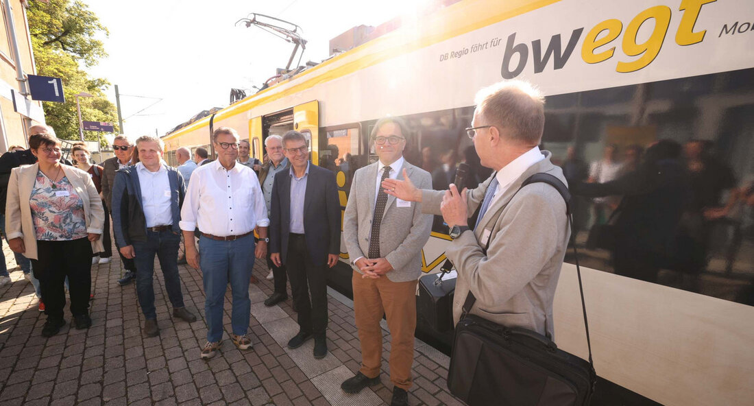Minister Peter Hauk nimmt an ganztägiger Bahnfahrt rund um den Kaiserstuhl teil und betont die Förderung nachhaltiger Wertschöpfung im Ländlichen Raum Der Minister für Ernährung, Ländlichen Raum und Verbraucherschutz, Peter Hauk, unternahm kürzlich eine ganztägige Bahnfahrt rund um den Kaiserstuhl in den Landkreisen Breisgau-Hochschwarzwald und Emmendingen. Bei seinem Ausflug stand die Vielfalt des Ländlichen Raums im Fokus, um gemeinsam mit Vertretern aus Politik, Wirtschaft, Kultur, Vereinen und Verbänden wichtige Themen zu diskutieren und Impulse für die nachhaltige Entwicklung des Ländlichen Raums zu setzen. An verschiedenen Stationen erhielten die Teilnehmerinnen und Teilnehmer interessante Einblicke in die Förderprogramme des Landes, die gezielt …