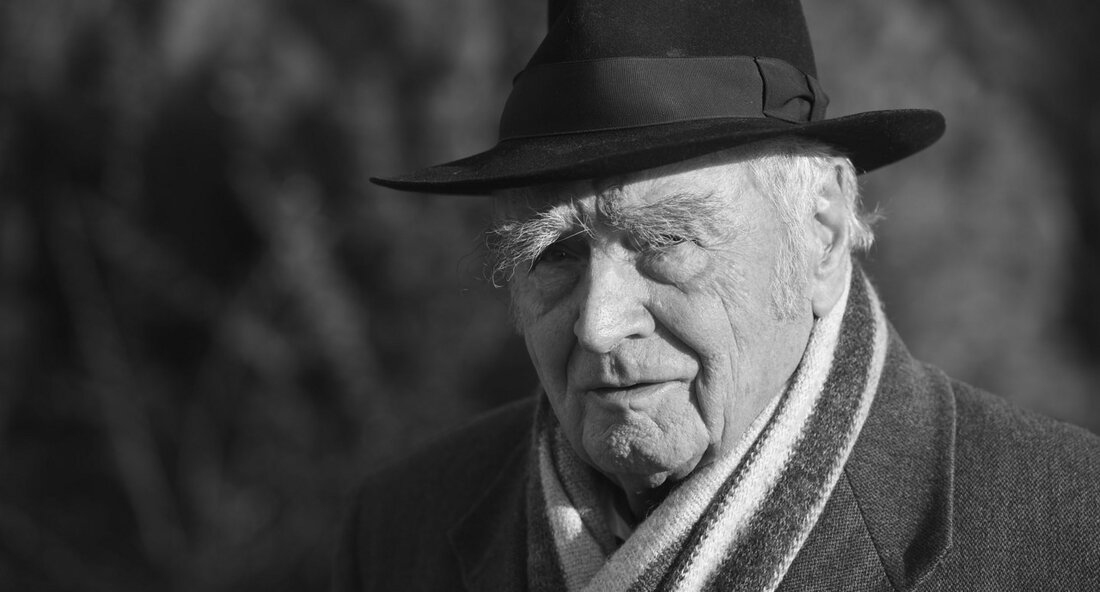 Martin Walser, einer der bedeutendsten Schriftsteller Deutschlands, ist im Alter von 96 Jahren gestorben. Diese Nachricht erschütterte die Literaturszene und löste eine Welle der Trauer aus. Ministerpräsident Winfried Kretschmann würdigte den Verstorbenen als jemanden, der bleibende Literatur geschaffen hat und betonte dabei die Bedeutung von Walsers Werken für die deutsche Zeitgeschichte. Martin Walser war ein vielseitiger Schriftsteller, der als Erzähler, Dramatiker und Essayist gleichermaßen erfolgreich war. Sein Werk ist geprägt von scharfsinnigen Beobachtungen und tiefgründigen Reflexionen über die bundesrepublikanische Geschichte der Nachkriegszeit. Walser hat durch seine Werke einen bleibenden Eindruck in der deutschen Literaturszene hinterlassen. Ministerpräsident Kretschmann würdigte die Romane …