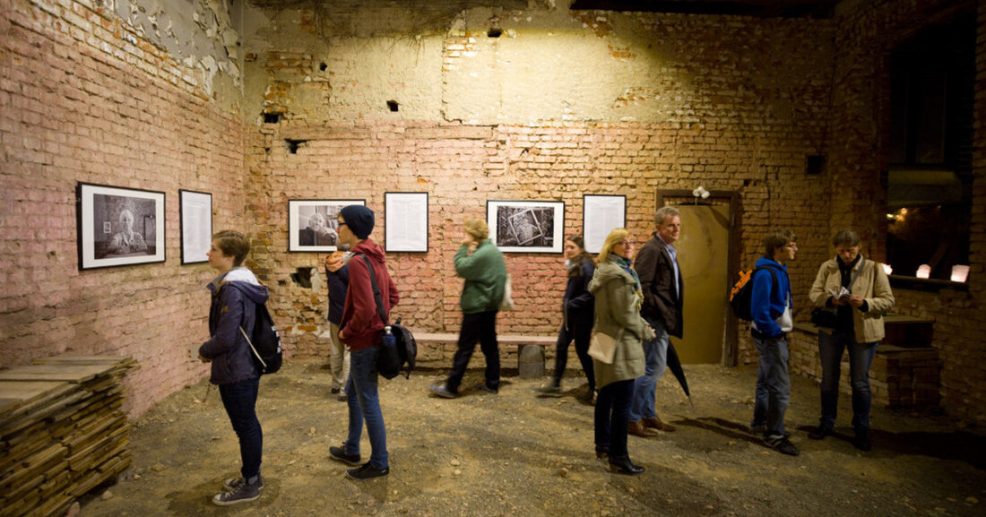 Nacht der Kunst lädt am 3. September 2022 in den Leipziger Norden Bereits zum 13. Mal wird auf der Magistrale vom Chauseehaus bis nach Wahren das große Kunst- und Kulturfestival veranstaltet. In diesem Jahr erwarten die Besucherinnen und Besucher über 50 Standorte und ein vielfältiges Rahmenprogramm. Nacht der Kunst © Michael Ehritt Von Klassischer Malerei und Objektkunst über Fotografie und Design bis hin zu Multimedia Acts – an diesem Wochenende verwandelt sich die Georg-Schuhmann-Straße sowie anliegende Bereiche wieder in Leipzigs längste Kunstmeile. Daneben bietet sich den Besucherinnen und Besuchern jeden Alters mit Feuershows, einem Zirkus oder Live-Performances ein buntes Rahmenprogramm &hellip;