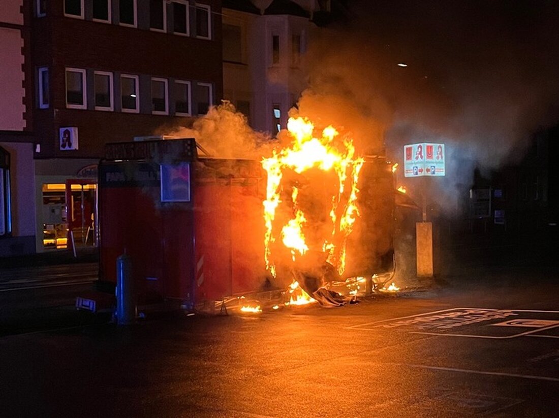 Unbekannte setzten auf dem Boeler Marktplatz einen Imbisswagen in Brand. Polizei sucht Zeugen der Brandstiftung. Schadenshöhe: 100.000 Euro.