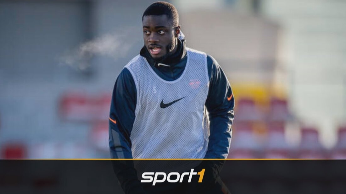 Aufgrund einer seltsamen Vertragskonstellation beginnt Dayot Upamecano sein Training für die neue Saison nicht beim neuen Arbeitgeber FC Bayern, sondern wieder in Leipzig. ► Lade unsere neue SPORT1-App herunter: http://onelink.to/cd8fcq ► Jetzt unseren Kanal abonnieren: http://bit.ly/2F5mJrQ ► Folge uns auf Facebook: http://on.fb.me/ 1non9bf ► Folge uns auf TikTok: https://tiktok.com/@sport1news ► SPORT1 eSports & Gaming: http://bit.ly/1WQ9wDK ► Klicke hier für die SPORT1 Videowelt: http://bit.ly/1U10yE0 # SPORT1 #Upamecano #FCBayern. Youtube-Link