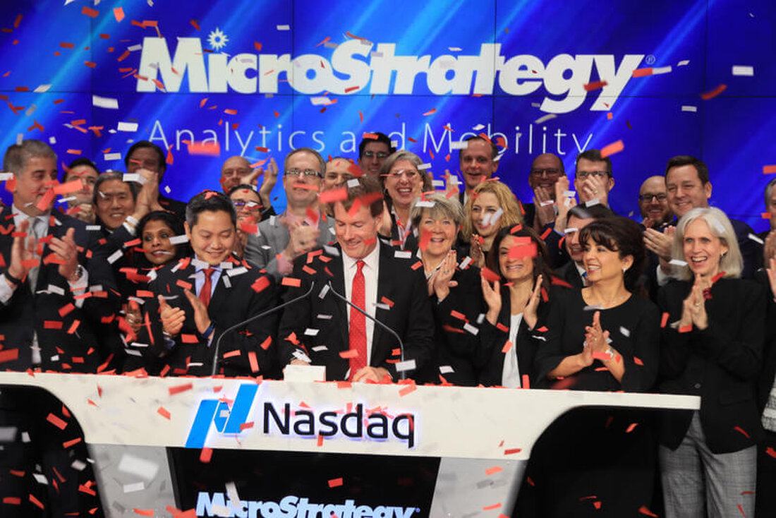 Die Nasdaq-Börse hat ihre jährliche Neuordnung der 100 größten Nicht-Finanzunternehmen nach Marktkapitalisierung angekündigt und wird MicroStrategy erstmals in die Liste aufnehmen. Der Anstieg des Aktienkurses von MicroStrategy, der durch die positive Entwicklung von Bitcoin vorangetrieben wurde, hat seinen Marktwert in die Höhe getrieben und es ihm ermöglicht, sich für die Aufnahme zu qualifizieren. Die Aktien von MicroStrategy werden passiven Anlagemöglichkeiten ausgesetzt sein, indem sie in den QQQ von Invesco und andere ETFs aufgenommen werden, die in die Top-Unternehmen der Nasdaq investieren. Der Nasdaq 100-Index bildet die 100 größten Unternehmen an der Nasdaq-Börse ab. Die einbezogenen Unternehmen sind in der Regel …