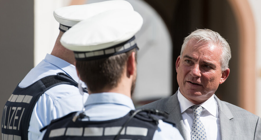 Anlässlich der Wallfahrt der Katholischen Polizeiseelsorge wurde das Landespolizeiorchester Baden-Württemberg von dieser eingeladen, am 4. April 2022 einen Gottesdienst im Petersdom in Rom zu vertonen. „Die Staatliches Polizeiorchester ist seit vielen Jahren die gute Form unserer Polizei und ein Aushängeschild unseres Landes. Als einziges professionelles Blasorchester des Landes Baden-Württemberg genießt es national und international einen hervorragenden Ruf. Der Auftritt im Vatikan stellt zweifelsohne einen Höhepunkt in der bisherigen Geschichte des Orchesters dar“, sagte Ministerpräsident-Stellvertreter und Innenminister Thomas Strobl. Anlässlich der Wallfahrt der Katholischen Polizeiseelsorge wurde das Landespolizeiorchester Baden-Württemberg von dieser eingeladen, am 4. April 2022 einen Gottesdienst im Petersdom in …