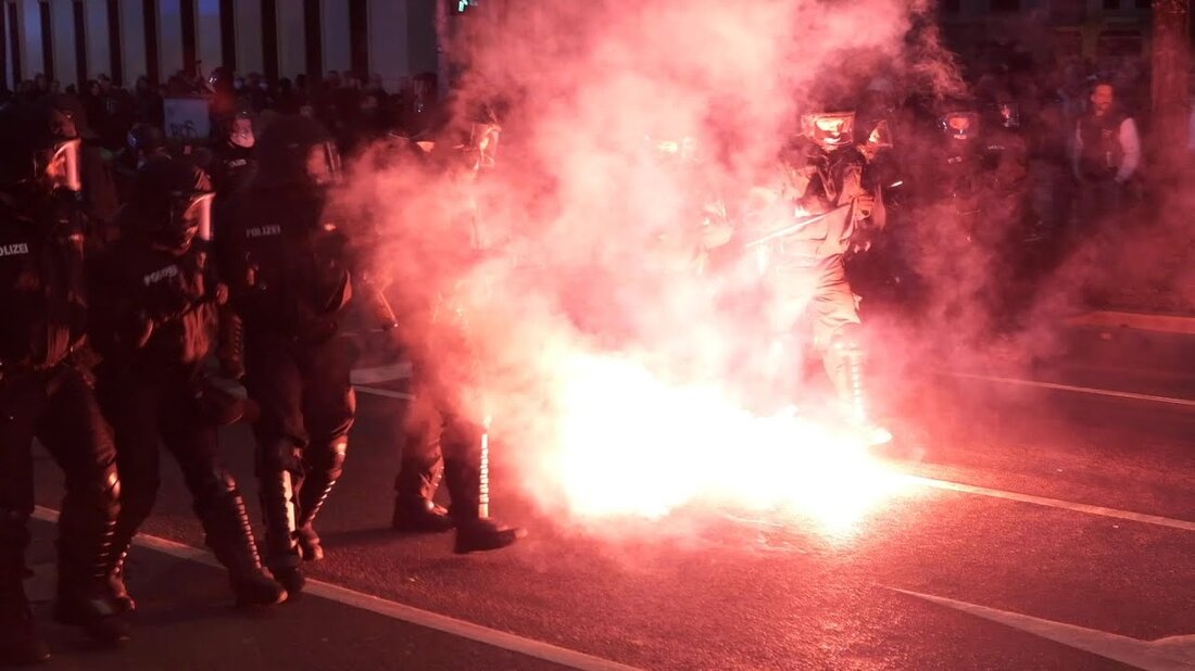 Am Samstag, den 7. November 2020, nahmen Zehntausende an einer landesweit angekündigten Demonstration gegen die Maßnahmen zur Eindämmung der Koronapandemie in Leipzig teil. Das Motto der Demonstration lautete „Versammlung für die Freiheit“ und gab vor, sich im Rahmen der Corona-Maßnahmen der Einschränkung der Grundrechte zu widersetzen. In Wahrheit wurden wie in der Vergangenheit verschiedene Verschwörungsideologien verbreitet. Viele Rechtsextremisten nahmen an dem Treffen teil, darunter mehrere hundert Neonazis mit Kapuze und rechte Hooligans. Die überwiegende Mehrheit der Teilnehmer hielt sich nicht an die Distanzregeln oder die Verpflichtung, eine Mund- und Nasenabdeckung zu tragen. Nach mehreren erfolglosen Aufforderungen der Polizei, die Koronamaßnahmen …