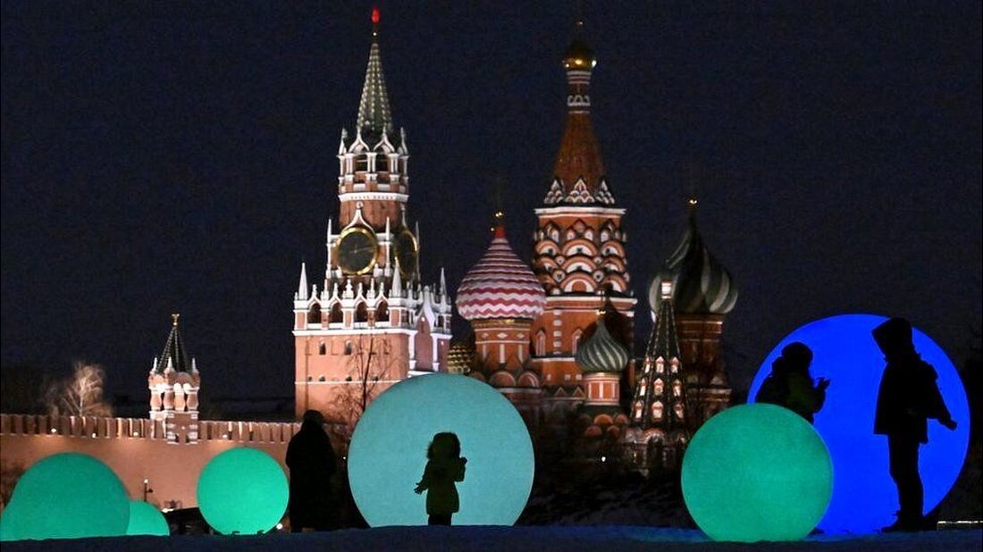 Die imperiale Vergangenheit Russlands schwebt über Moskau. Die Mauern und Türme des Kremls geben den Besuchern das Gefühl, kleine Flecken auf dem Roten Platz zu sein. Fünf Meilen entfernt habe ich ein ähnliches Gefühl, wenn ich zum Victory Park gehe. Es handelt sich um einen weitläufigen Komplex aus Museen und Gedenkstätten, der zum Gedenken an den Sieg der Sowjetunion über Nazi-Deutschland errichtet wurde. Das Herzstück ist ein riesiger Platz mit einem 141,8 m (465 Fuß) hohen Obelisken – 10 cm für jeden Tag des Zweiten Weltkriegs. Als ich dort bin, ist Nationalfeiertag der russischen Flagge. Auf dem Platz wird eine …