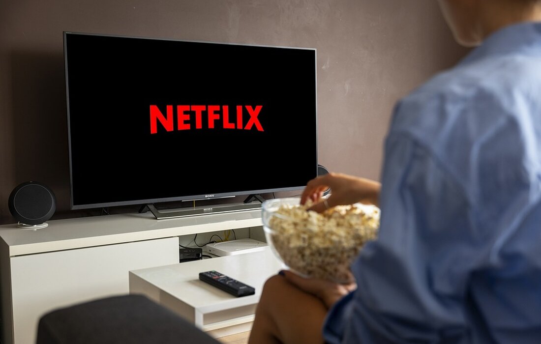 Netflix übertrifft die Erwartungen im Q3 2024 mit 5,40 USD Gewinn pro Aktie und 9,82 Mrd. USD Umsatz, Aktie steigt um 4,86 %.