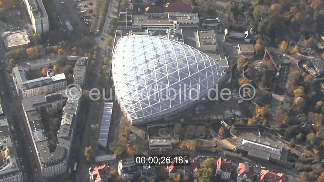 LEIPZIG 30.10.2010 Video vom Neubau der Riesentropenhalle „Gondwanaland“ im Leipziger Zoo. Die Eröffnung ist für 2011 geplant. Blick auf den Neubau der riesigen Tropenhalle „Gondwanaland“ im Leipziger Zoo. Die Eröffnung ist für 2011 geplant. www.bateg.de und www.zoo-leipzig.de. Youtube-Link