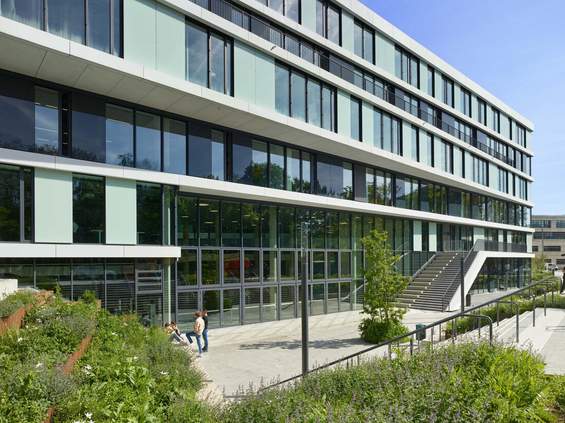 Wissenschaftsministerin Petra Olschowski und Finanzminister Dr. Danyal Bayaz haben den Ersatzneubau der Fakultät Technik für die Duale Hochschule Baden-Württemberg in Stuttgart übergeben. Der Neubau stärkt den Hochschulcampus Stuttgart-Stadtmitte und fördert den interdisziplinären Austausch zwischen den verschiedenen Hochschulen. Finanzminister Dr. Danyal Bayaz hat gemeinsam mit Wissenschaftsministerin Petra Olschowski am Mittwoch, 17. Mai 2023, den Ersatzneubau der Fakultät Technik für die Duale Hochschule Baden-Württemberg (DHBW) in Stuttgart übergeben. „Die Fakultät Technik war bisher an mehreren Standorten im Stadtgebiet Stuttgart untergebracht, jetzt ist sie an einem Standort. Wissen, Forschung und gut ausgebildete Studentinnen und Studenten sind für den wirtschaftlichen Erfolg Baden-Württembergs entscheidend. Dieser Neubau &hellip;