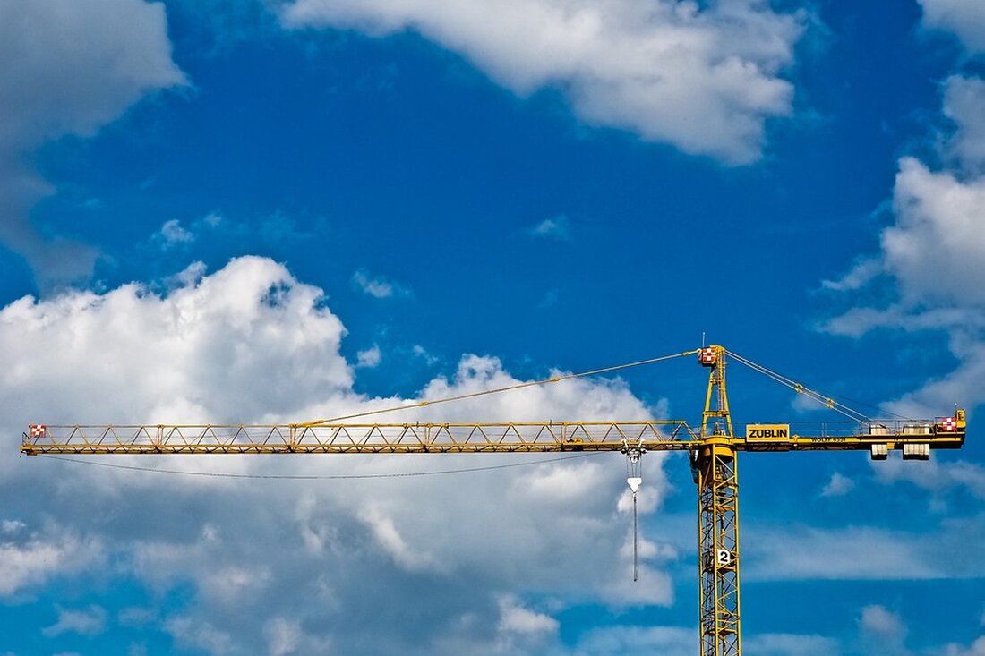 Die HOWOGE und das Bezirksamt Spandau haben die Projektvereinbarung zur Sanierung und Erweiterung der Schule an der Jungfernheide unterzeichnet. Geplant ist die Entwicklung einer inklusiven Gemeinschaftsschule mit über 1.000 Schulplätzen, einer Doppelsporthalle und neuen Freiflächen. Erfahren Sie mehr zu den Hintergründen, Herausforderungen und dem Zeitplan dieses wichtigen Schulbauvorhabens.