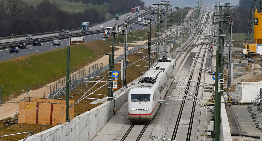 Mit der Inbetriebnahme der neuen Schnellfahrstrecke Wendlingen-Ulm gibt es ab Dezember 2022 einige Verbesserungen für Bahnreisende im Nah- und Fernverkehr. Drei Jahre vor der Fertigstellung des Projekts Stuttgart 21 können auf der Schnellfahrstrecke bereits zahlreiche Angebotsverbesserungen für die Fahrgäste umgesetzt werden. Verkehrsminister Winfried Hermann machte am Montag, 26. September deutlich: „Mit der Schnellfahrstrecke Wendlingen-Ulm können erste deutliche Fahrzeitverkürzungen erreicht werden. Das Angebot verbessert sich spürbar. Erstmalig wird zudem der neue Regionalhalt Merklingen angebunden, der in Rekordzeit realisiert wurde. Der größere Sprung der Fahrzeitverkürzung folgt mit der Inbetriebnahme von Stuttgart 21.“ Regionalverkehr im Stundentakt Im Regionalverkehr wird die Strecke parallel zum Fernverkehr …