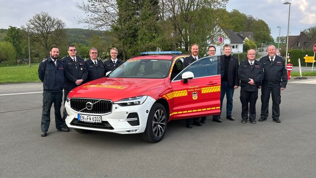Die Feuerwehr Wetter (Ruhr) erhielt einen neuen Kommandowagen von Bürgermeister Hasenberg, der für effiziente Einsätze sorgt.