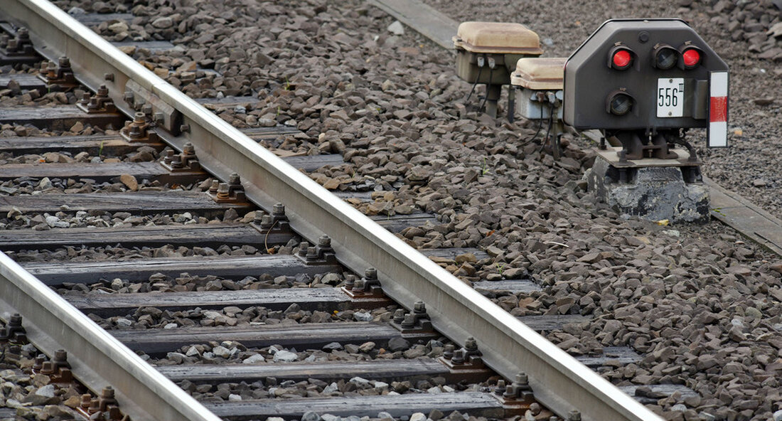 Das Land fördert zahlreiche Machbarkeitsstudien, um zu klären, welche Bahnstrecken reaktiviert werden können. Verkehrsminister Hermann spricht von Aufbruchsstimmung. Das Interesse an der Reaktivierung stillgelegter Bahnstrecken in Baden-Württemberg ist 2021 und in den vergangenen Monaten weiter deutlich gestiegen. Von der Ablachtalbahn bis zur Wutachtalbahn: Für zwanzig Bahnstrecken in allen Regionen des Südwestens werden derzeit staatlich geförderte Machbarkeitsstudien mit dem Ziel durchgeführt, diese Bahnstrecken wieder in Betrieb zu nehmen. Darüber hinaus werden noch einige weitere Förderanträge für das Studium geprüft. Verkehrsminister Winfried Hermann sagte am 20.05.2022: „Das Interesse der Bürgerinnen und Bürger der Landkreise und Gemeinden an unserer Förderprogramm (PDF) ist überwältigend. …