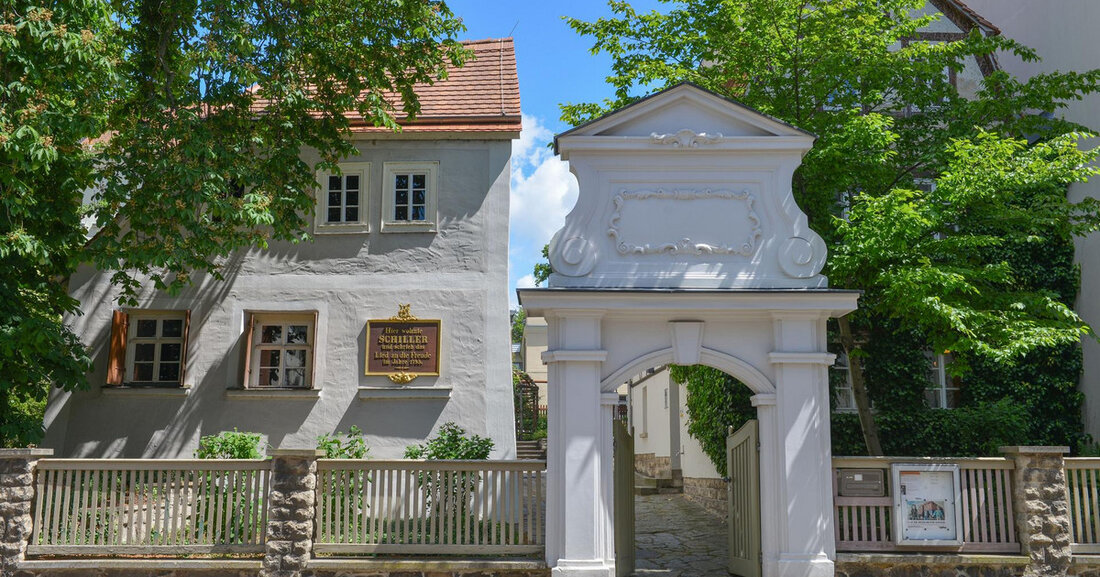 Sommerferien-Programm des Stadtgeschichtlichen Museums Leipzig Im Juli und August 2023 bietet das Stadtgeschichtliche Museum ein vielfältiges Programm für junge Besucherinnen und Besucher. In zahlreichen Workshops und Ausstellungen erfahren Kinder und Jugendliche auf kreative Weise mehr über die Geschichte Leipzigs. Schillerhaus mit Eingangspforte in Leipzig © Markus Scholz In den Sommerferien lädt das Stadtgeschichtliche Museum Leipzig Kinder und Familien zu einem bunten Programm ein: im idyllischen Schillergarten finden kreative Ferienworkshops statt, im Alten Rathaus wird das eigene Familienwappen entworfen oder Leipzig von unten entdeckt – mit und ohne Ferienpass. Das Kindermuseum im Haus Böttchergäßchen eröffnet spielerisch mit der Ausstellung &#8222;Kinder machen &hellip;