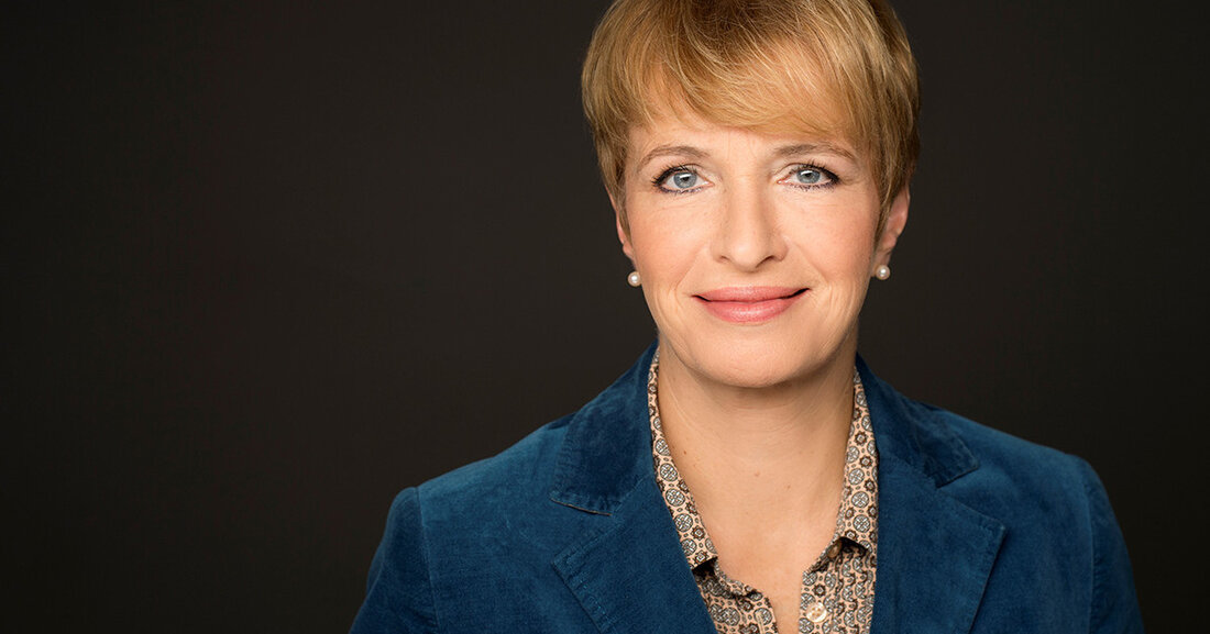 Neue Bürgermeisterin gewählt: Martina Münch leitet zukünftig Sozialdezernat In der Ratsversammlung am 12. Oktober 2022 wurde Dr. Martina Münch im ersten Wahlgang mit 32 Ja-Stimmen bei 13 Enthaltungen und 7 ungültigen Stimmen zur neuen Sozialbürgermeisterin ab 1. Dezember 2022 gewählt. Dr. Martina Münch © Hoffotografen Berlin Siegbert Droese, Stadtrat der AfD, der sich kurzfristig ebenfalls zur Wahl gestellt hatte, erhielt 10 Stimmen. Die 1961 in Heidelberg geborene Martina Münch hatte in der Vergangenheit mehrere Ministerposten in der Landesregierung in Brandenburg inne, darunter auch als Ministerin für Bildung, Jugend und Sport (2011 – 2014). Münch studierte in Heidelberg, Hamburg, London und &hellip;