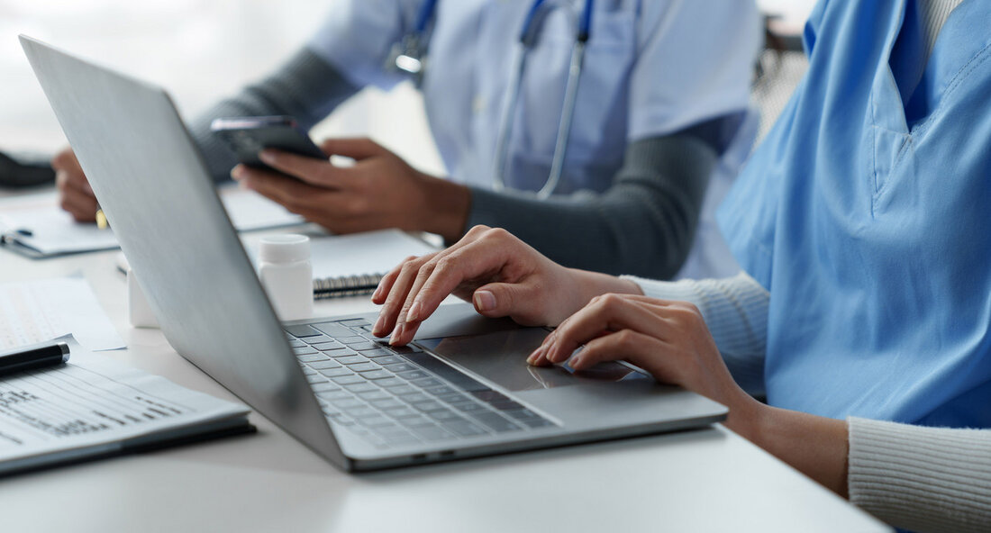 Die Landesregierung von Baden-Württemberg hat in einer Sitzung am Dienstag, den 6. Februar 2024, die Einrichtung einer neuen Cloudplattform für Gesundheitsdaten namens MEDI:CUS beschlossen. Die Plattform soll die medizinische Versorgung der Menschen verbessern, Prozesse in Krankenhäusern vereinfachen und den Gesundheitsstandort Baden-Württemberg stärken. Ministerpräsident Winfried Kretschmann betonte die Bedeutung der Nutzung von Daten im medizinischen Fortschritt und die Schaffung von Austauschmöglichkeiten, um bessere Diagnosen und individuell angepasste Therapien zu ermöglichen. Die neue Gesundheitscloud ermöglicht den schnellen und sicheren Austausch von Forschungs- und Versorgungsdaten zwischen Spitzenmedizin und Krankenhäusern in ganz Baden-Württemberg. Dies soll dazu beitragen, dass Forschungsergebnisse schneller in die medizinische Versorgung …