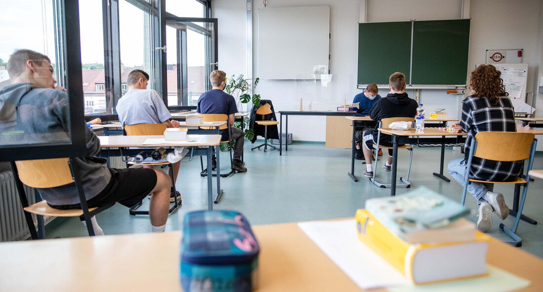 Das Kulturministerium hat pandemiebezogene Anpassungen für die diesjährigen Abschlussprüfungen an den Schulen vorgenommen. Das bedeutet mehr Lernzeit, mehr Prüfungszeit und mehr Auswahl für jeden Einzelnen. Eines der zentralen Ziele des Kulturministeriums ist es, die Qualität aller Abschlüsse sowie faire und rechtlich sichere Prüfungsbedingungen zu gewährleisten. Die Schüler dürfen aufgrund der Koronapandemie keine Nachteile haben. „Im letzten Schuljahr haben wir den Schülern faire Bedingungen für ihre Abschlussprüfungen versprochen. Wir haben dieses Versprechen gehalten und es gilt natürlich auch für das laufende Schuljahr “, sagt Bildungsminister Dr. Susanne Eisenmann und fügt hinzu: „Wir nutzen alle Möglichkeiten für faire Prüfungsbedingungen und erweitern im …