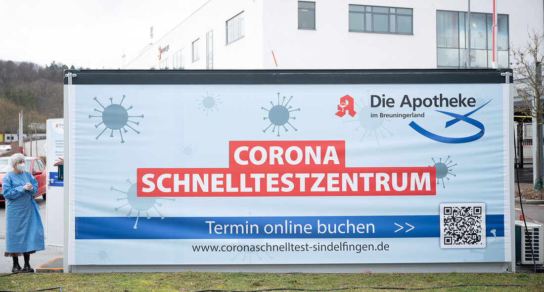 Die Landesregierung hat sich auf wichtige Punkte der neuen Corona-Verordnung geeinigt, die am Montag, 16. August in Kraft treten soll. Generell gilt die 3G-Regelung in Innenräumen außerhalb des privaten Bereichs. An diesem Wochenende soll die neue Corona-Verordnung bekannt gegeben werden. Die letzten Details werden derzeit noch von den Fachbereichen abgestimmt. Fest steht jedoch schon jetzt: Nur wer geimpft, genesen oder getestet (3G-Regel) ist, kann voll am gesellschaftlichen Leben teilnehmen. Wenn Sie eine Impfung nicht nachweisen können, müssen Sie einen negativen Corona-Test vorlegen. Die Landesregierung hat sich darauf geeinigt, dass ein PCR-Test nur für Clubs und Diskotheken verpflichtend sein soll. In …