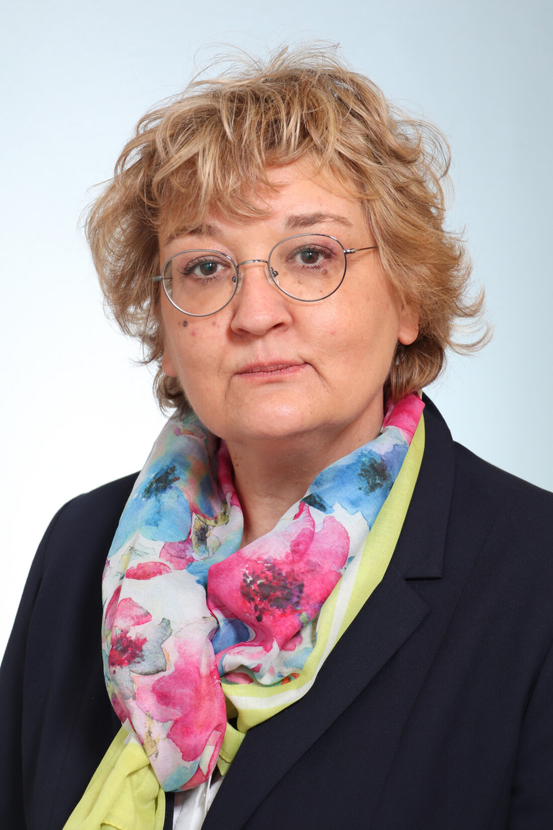 Die Leitung des Hauses der Geschichte Baden-Württemberg hat eine neue Direktorin: Dr. Cornelia Hecht-Zeiler. Die Entscheidung wurde von einer sechsköpfigen Findungskommission unter der Leitung von Kunststaatssekretär Arne Braun getroffen. Hecht-Zeiler tritt die Nachfolge von Prof. Dr. Paula Lutum-Lenger an, die das Museum seit 2018 geleitet hat und demnächst in den Ruhestand geht. Cornelia Hecht-Zeiler ist keine Unbekannte im Haus der Geschichte Baden-Württemberg. Seit 2020 war sie Teamleiterin der Ausstellungsorte und für die inhaltliche Betreuung des Museums zur Geschichte von Christen und Juden in Laupheim verantwortlich. Sie hat maßgeblich an der Neukonzeption des Museums gearbeitet und war ebenfalls an der Wiedereröffnung …