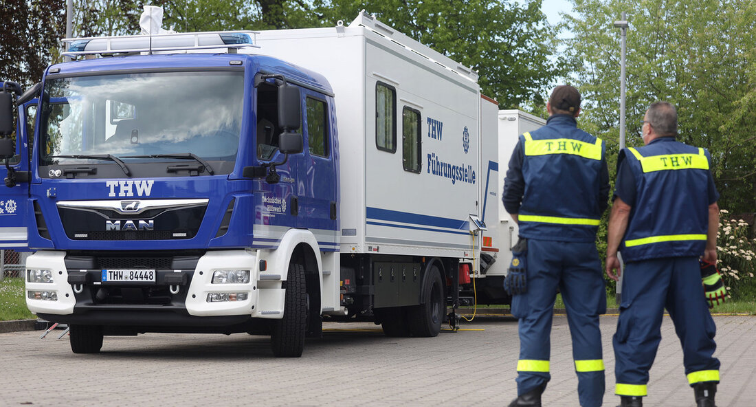 Bund übergibt zehn Einsatzfahrzeuge der Medizinischen Task Force an Einsatzeinheiten im Regierungsbezirk Stuttgart Der Zivil- und Bevölkerungsschutz in Baden-Württemberg wird mit neuen Einsatzfahrzeugen gestärkt, die künftig auch im Bereich des Katastrophenschutzes eingesetzt werden sollen. Der Bund übergab insgesamt zehn neue Fahrzeuge der Medizinischen Task Force an Einsatzeinheiten im Regierungsbezirk Stuttgart. Die Fahrzeuge sollen im Katastrophenfall und im Zivilschutzfall für die medizinische Versorgung, Dekontamination und den Transport von Verletzten oder Erkrankten sorgen. Vier Mannschaftstransportwagen werden in den Landkreisen Heilbronn, Aalen und der Landeshauptstadt Stuttgart eingesetzt, während sechs Krankentransportwagen in den Landkreisen Heilbronn, Schwäbisch Hall, Main-Tauber, Heidenheim, Ludwigsburg und der Landeshauptstadt Stuttgart …