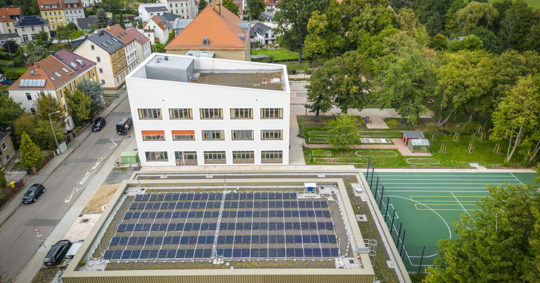 Neue Energie, Kita und Mobilität: Leipzig investiert 1,2 Milliarden Euro in Infrastruktur und Umbau der Stadt Leipzig legt mit den geplanten Investitionen des Jahres 2023 einen klaren Fokus auf erneuerbare Energien, Verkehr und die Schaffung neuer Schul- und Kitaplätze. © Bertram Bölkow / Leipziger Gruppe Aus dem Investitionspaket ragen unter anderem knapp 220 Millionen Euro für den Schul- und 27 Millionen Euro für den Kita-Bau heraus. Bei der L-Gruppe planen die Stadtwerke mit rund 187 Millionen Euro, die in den Ausbau der erneuerbaren Energien und emissionsarme Wärmeversorgung der Haushalte fließen sollen. Mit rund sieben Millionen Euro unterstützt das Amt für &hellip;