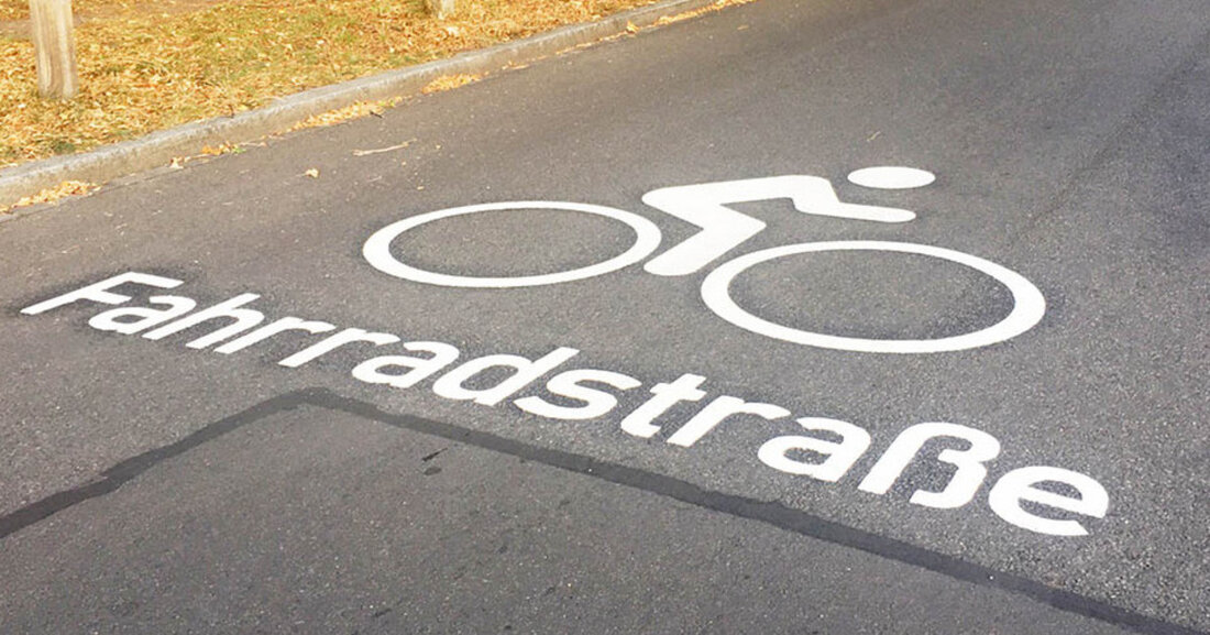 Die Straße „Zum Alten Seebad“ wird in Leipzig abschnittsweise zur Fahrradstraße, um den Radverkehr sicherer und attraktiver zu gestalten.