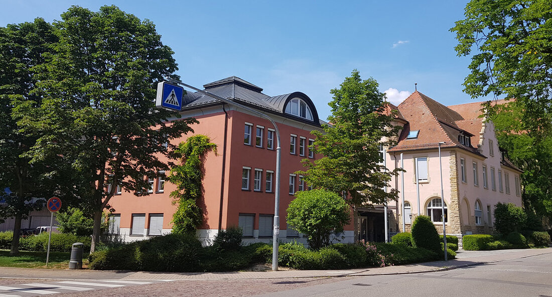Jan-Reent Schiffer ist neuer Leiter des Finanzamtes Müllheim. Er folgt auf Franz-Josef Brockmeier, der im Dezember 2021 in den Ruhestand ging. Finanzminister Gisela Splett sagte: „Jan-Reent Schiffer kennt die baden-württembergische Finanzverwaltung seit gut zwanzig Jahren. Für diese verantwortungsvolle Aufgabe als Leiter der Geschäftsstelle bringt er insbesondere aufgrund seiner HR-Erfahrung alle notwendigen Fähigkeiten mit.“ Ihre Wünsche übermittelte die Staatssekretärin per Videokonferenz an den neuen Amtschef, da die Amtseinführung wegen der Corona-Pandemie nicht vor Ort stattfinden konnte. Splett dankte auch dem bisherigen Amtsleiter Franz-Josef Brockmeier für seine langjährige Tätigkeit als Staatsbeamter und wünschte ihm für seinen Ruhestand alles Gute. Splett betonte, wie …