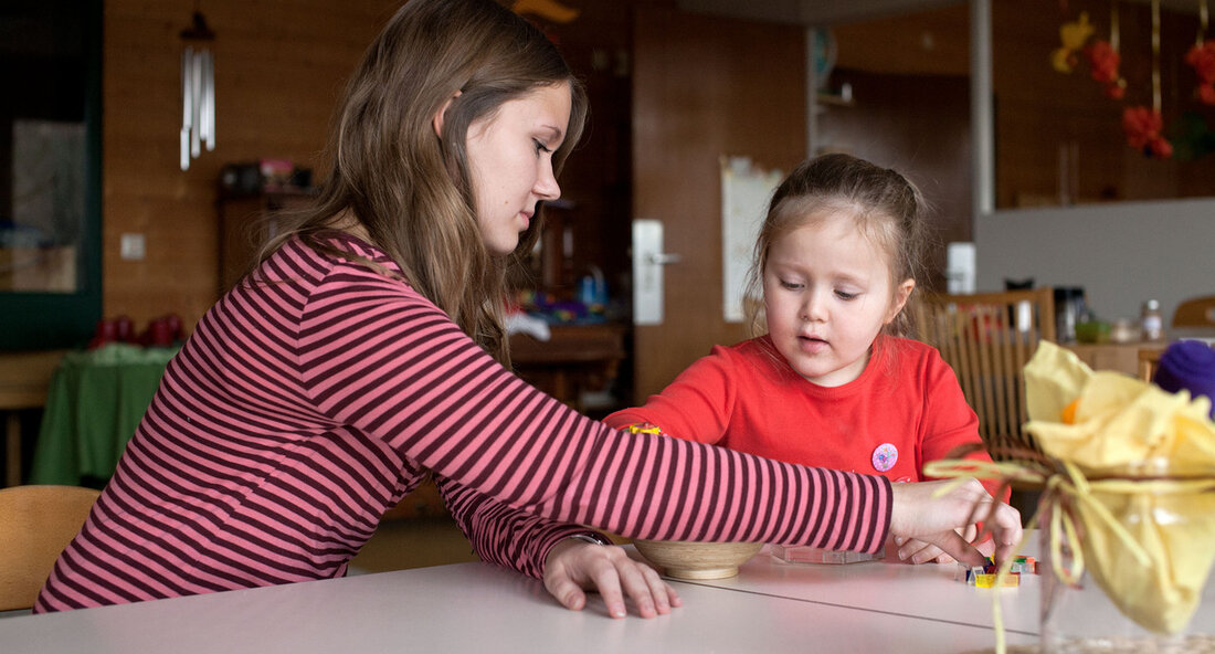 Gesetzlicher Erprobungsparagraf ermöglicht flexible Lösungen in Kindertageseinrichtungen Ab dem 9. Dezember 2023 tritt der sogenannte Erprobungsparagraf in Baden-Württemberg in Kraft. Dieses Gesetz gibt Trägern von Kindertageseinrichtungen die Möglichkeit, von bestehenden Regelungen abzuweichen und neue Modelle zu erproben. Dadurch sollen passende Lösungen entwickelt werden, um den Bedürfnissen der Kinder, Eltern und des Kita-Personals gerecht zu werden. Dieser Schritt wurde von der Landesregierung als Reaktion auf die anhaltend hohe Nachfrage nach qualitativ hochwertiger frühkindlicher Bildung und Betreuung eingeführt. Obwohl in den letzten Jahren die Ausbildungskapazitäten und -wege für pädagogisches Fachpersonal erweitert wurden, ist der Bedarf weiterhin hoch. Daher ist es das Ziel, …