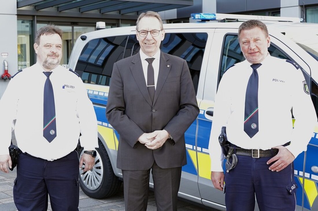 Landrat Jochen Hagt begrüßt die neuen Bezirksdienstbeamten Peter Schneider und Patrick Pusch in Bergneustadt und Gummersbach.