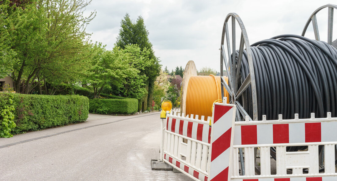 Baden-Württemberg in Germany is set to continue its investment in high-speed internet infrastructure with state subsidies for gigabit-speed networks remaining at 40%. After the German government withdrew funding for its gigabit expansion in Autumn 2022, the country has published new guidelines on gigabit expansion, and work on it can now continue. As part of its efforts to attract investment in the high-tech sector, the state has invested €2.3bn ($2.5bn) in more than 3,400 projects since 2016 and has secured a further €2.78bn in federal grants. Nach dem Förderstopp des Bundes kann der Gigabitausbau wieder Fahrt aufnehmen. Baden-Württemberg setzt die Investitionsoffensive …