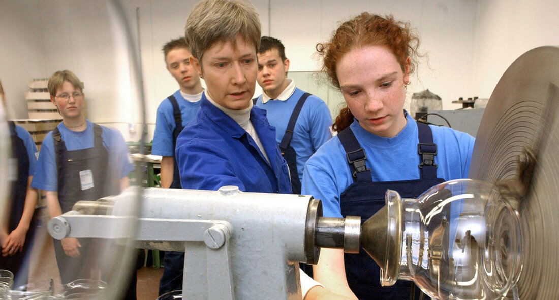 Das Wissenschaftsministerium hat neue Projekte zur Berufs- und Studienorientierung ins Leben gerufen, um jungen Menschen im Sekundarbereich II umfassende Einblicke in ihre Möglichkeiten nach der Schule zu geben. Und was mache ich mit meinem Abitur? Das Ministerium für Wissenschaft, Forschung und Kunst hat neue Projekte zur Karriere- und Studienorientierung (BESTOR) eingerichtet, um jungen Menschen den Übergang zum Studium, zur Ausbildung oder zum Beruf zu erleichtern. Sie geben jungen Menschen im Sekundarbereich II lebendige Einblicke in ihre Möglichkeiten nach der Schule. Die Universitäten Baden-Württemberg sind an dem umfangreichen Informationsangebot beteiligt und werden die Projekte wissenschaftlich entwickeln und unterstützen. „Heute gibt es …