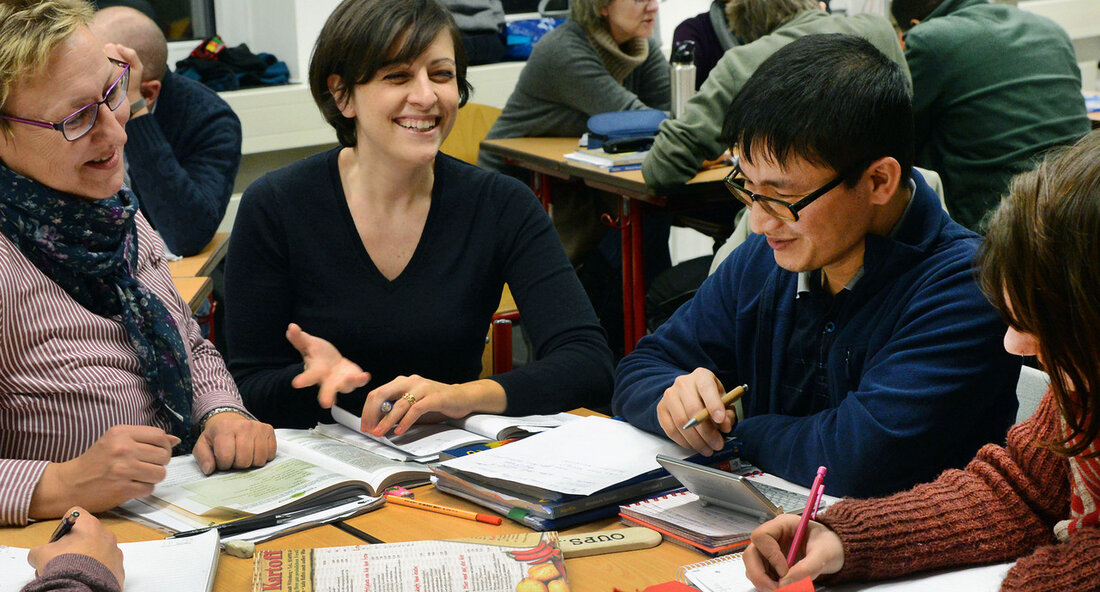 Neuer Kursfinder für Weiterbildung: Land setzt auf Künstliche Intelligenz zur Unterstützung von Beschäftigten und Betrieben Das Land hat heute einen innovativen Schritt in der Förderung von beruflicher Bildung und Weiterbildung bekannt gegeben. Mit dem neuen, gemeinsamen Kursfinder wird ein umfassendes Angebot an Weiterbildungsmaßnahmen gebündelt, das sowohl für Beschäftigte in Unternehmen als auch für die Betriebe selbst von Vorteil sein soll. Die Besonderheit des neuen Tools liegt in der Integration von Künstlicher Intelligenz (KI), die eine zielgerichtete und individuelle Suche nach passenden Kursen ermöglichen soll. Der Kursfinder bietet eine benutzerfreundliche Plattform, auf der Nutzer aus einer Vielzahl von Weiterbildungsangeboten auswählen können. …