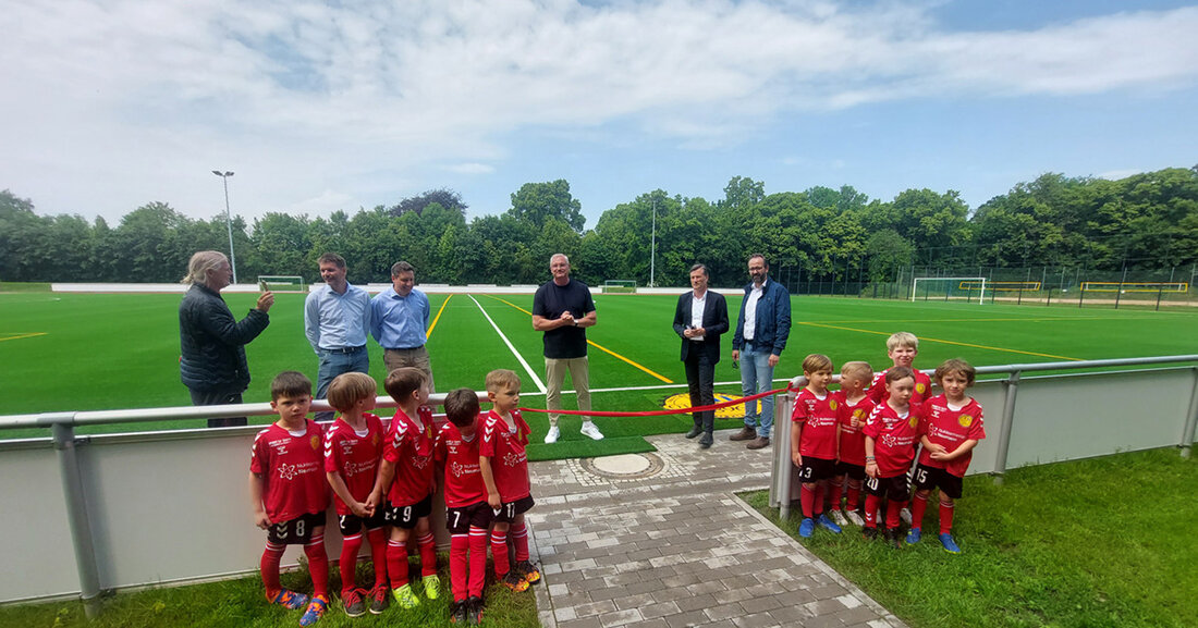 Neue Kunstrasenplätze auf dem Sportplatz Mühlwiese fertiggestellt Auf der Sportplatzanlage Mühlwiese wurden am 8. Juni 2023 nach umfangreichen Modernisierungsarbeiten zwei neue und besonders umweltfreundliche Kunstrasenplätze in Betrieb genommen. Bei der Inbetriebnahme der neuen Kunstrasenplätze auf der Sportplatzanlage Mühlwiese: Leipzigs Sportbürgermeister Heiko Rosenthal (2. von rechts), Sachsens Staatsminister Sebastian Gemkow (rechts) und &#8211; vom SG Olympia 1896 Leipzig e.V. &#8211; Schatzmeister Timm Utermarck, Abteilungsleiter Fußball Enrico Baumberger und Vereinsvorsitzender Jens Torge (von links). © Stadt Leipzig/quo Bespielt werden sie vom SG Olympia 1896 Leipzig e.V. – der mitgliederstarke Verein in Zentrum Nord kann nun die Aufnahmekapazität für Mitglieder, insbesondere für Kinder &hellip;