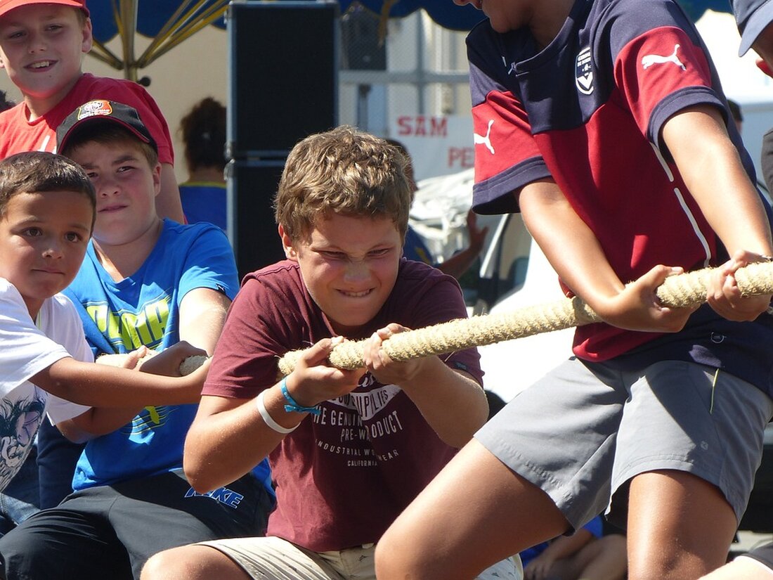 Die Musikschule Spandau reagiert auf die hohe Nachfrage nach Kursen in der Elementaren Musikpädagogik und erweitert ihr Angebot zum neuen Schuljahr. Neun weitere Kurse für Kinder im Alter von drei bis sieben Jahren werden angeboten, um mehr Interessierten die Möglichkeit zu geben, an den Kursen teilzunehmen. Die Kurse reichen von Eltern-Kind-Kursen bis hin zu Kursen für Kinder ohne Begleitung und bieten eine Vielzahl von musikalischen Aktivitäten wie Lieder singen, Instrumente spielen und Bewegung. Online-Anmeldungen für die neuen Kurse werden zwischen dem 10. und 14. Juni 2024 entgegengenommen. Im Falle einer Überbuchung werden die Kursplätze per Losverfahren vergeben. Auf der Website …