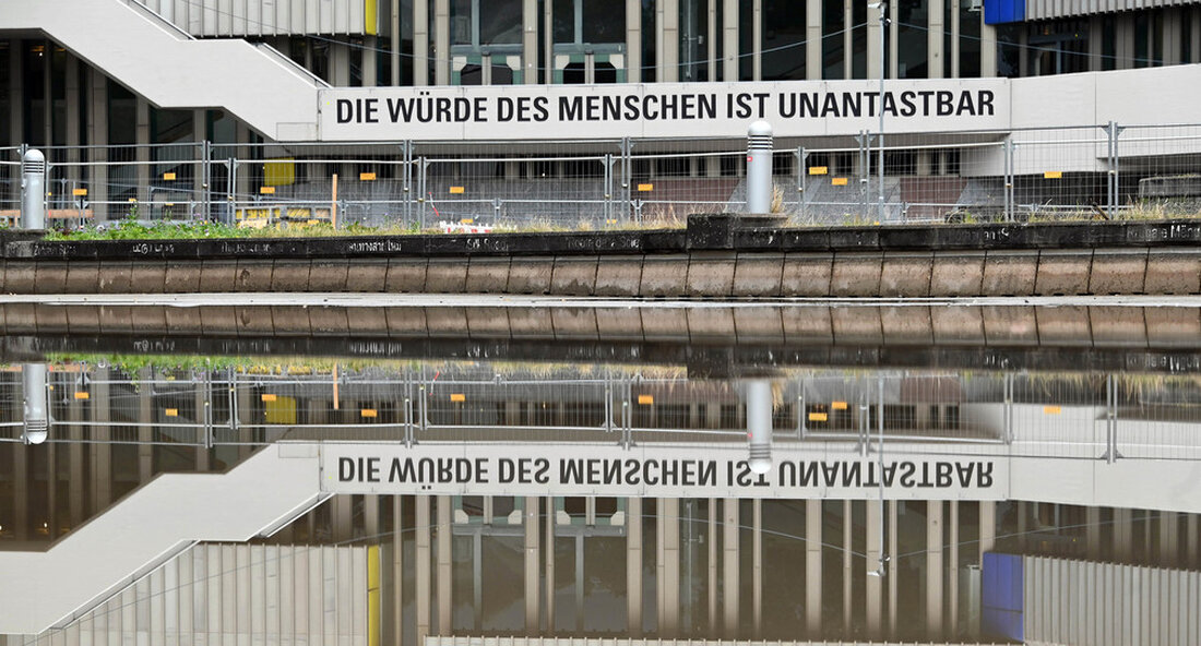 Der Verwaltungsrat des Badischen Staatstheaters in Karlsruhe hat angeordnet, über die Auflösung des Vertrages des Generaldirektors zu verhandeln. Für die nächste Saison soll eine Befundungsgruppe mit Mitgliedern des Verwaltungsrates bis zur nächsten Sitzung eine Empfehlung für eine Zwischenlösung ausarbeiten. Der Verwaltungsrat von Badener Staatstheater wies das Kunstministerium in seiner Sitzung am Montag, dem 30. November 2020, in Karlsruhe einstimmig an, in Abstimmung mit der Stadt die Kündigung des Dienstleistungsvertrags mit dem Geschäftsführer für den Zeitraum vom 1. September 2021 bis zum 31. August zu verhandeln. 2026 und der Verwaltungsrat zur Entscheidung vorgelegt werden. Dies lag in der Verantwortung des Vorsitzenden, …