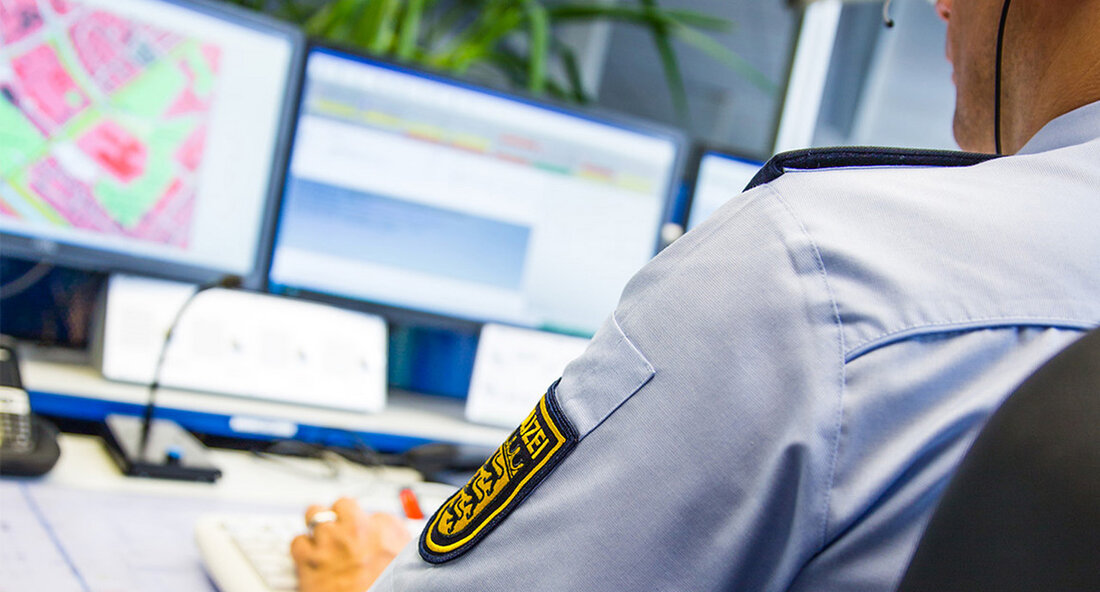 Baden-Württemberg hat eine neue Onlinewache eingeführt, um Straftaten einfacher zur Anzeige zu bringen. Die Onlinewache ist über www.polizei-bw.de/onlinewache erreichbar und bietet eine übersichtliche, intuitive Bedienbarkeit und eine klare Gliederung nach Deliktsbereichen. Dokumente, Screenshots, Bilder und andere Medien können hochgeladen und an die Polizei übermittelt werden. Allerdings ist die Onlinewache nicht für Notrufe geeignet und Notfälle sollten über die Notrufnummer 110 gemeldet werden. Die Strafe muss auf dem Fuß folgen. Damit das gelingt, können Straftaten nun noch einfacher online über die neue Onlinewache der Polizei zur Anzeige gebracht werden. „Jedes kriminelle Handeln soll einfach, unkompliziert und schnell zur Anzeige gebracht werden …