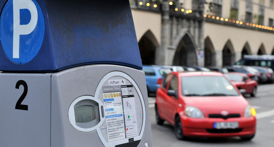 Die Kommunen erhalten mehr Spielraum bei der Erhebung von Parkgebühren. Für E-Autos und Carsharing-Fahrzeuge werden neue Freiheiten möglich. Ziel ist es, die Lebens- und Aufenthaltsqualität zu verbessern. Das Landeskabinett hat am Dienstag, 6. Juli 2021, der Parkgebührenverordnung zugestimmt. Mit dieser Delegationsverordnung ermöglicht Baden-Württemberg den Kommunen, ihre Parkgebühren angemessen zu bepreisen. Verkehrsminister Winfried Hermann sagte am Dienstag nach der Ministerratssitzung: „Straßenraum ist knapp und teuer – vor allem in Städten. Das Land und viele Kommunen wollen ihn deshalb aufwerten und nicht mehr als kostenlosen Parkplatz zur Verfügung stellen. Wir wollen die Straße für alle Bürgerinnen und Bürger und für alle Formen …
